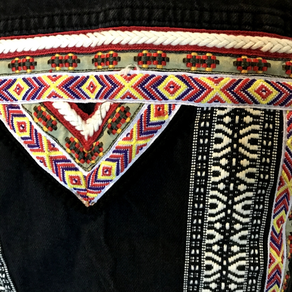 H&M Black Vest with Multicolor Pattern - Picture 7 of 8